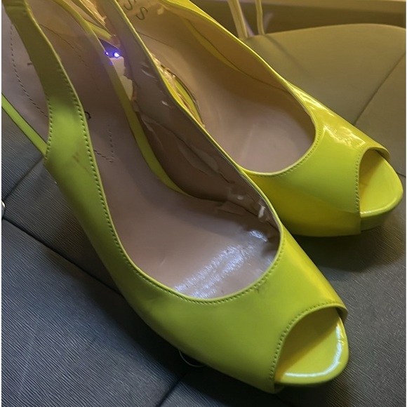 Guess size 8 yellow sling back platform pumps - Picture 2 of 6